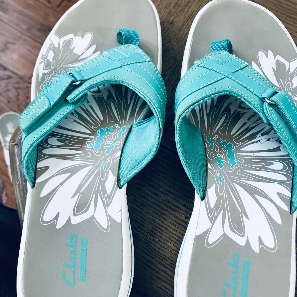 Clarks teal flip flops